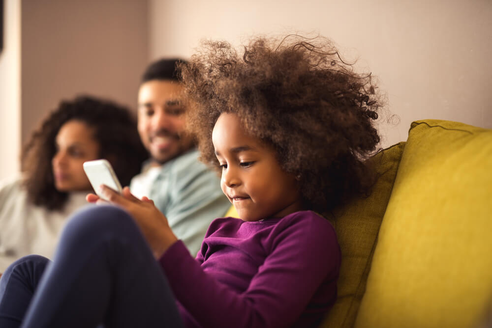 parental-control-kid-with-phone