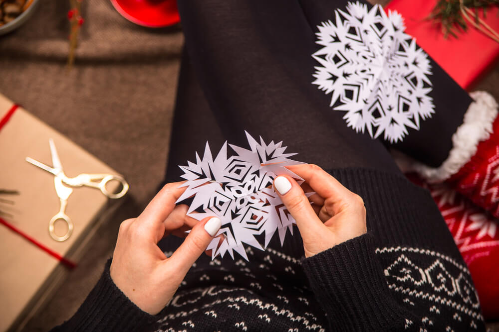как вырезать снежинки из бумаги 