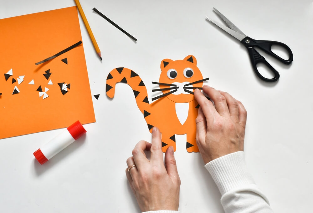 Тигренок своими руками новогодний из ниток и клея пошаговая